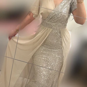 Festklänning  - Pris går att diskuteras vid snabb affär 