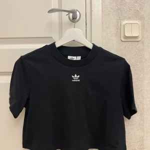 Adidas topp - Säljer två helt nya adidas toppar i storlek 38. Har tagit bort prislappet men de är helt nya. Säljer för 50kr styck. Kan fraktas. 