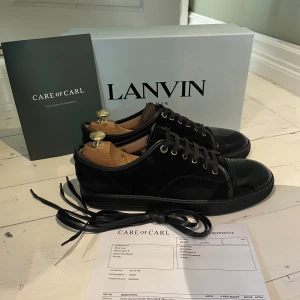 Lanvin skor  - Hej! Säljer nu dessa super populära lanvin skor. Skorna är i superfint skick 8/10. Med skorna medföljer allt og. Kvitto, box, dustbag och extra skosnören 