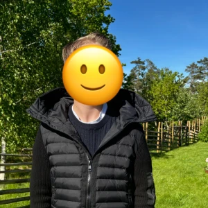 Moncler cardigan - Cardiganen är storlek S och självklart äkta , ungefär Skick 9/10 inga skador alls förutom att den är lite använd.