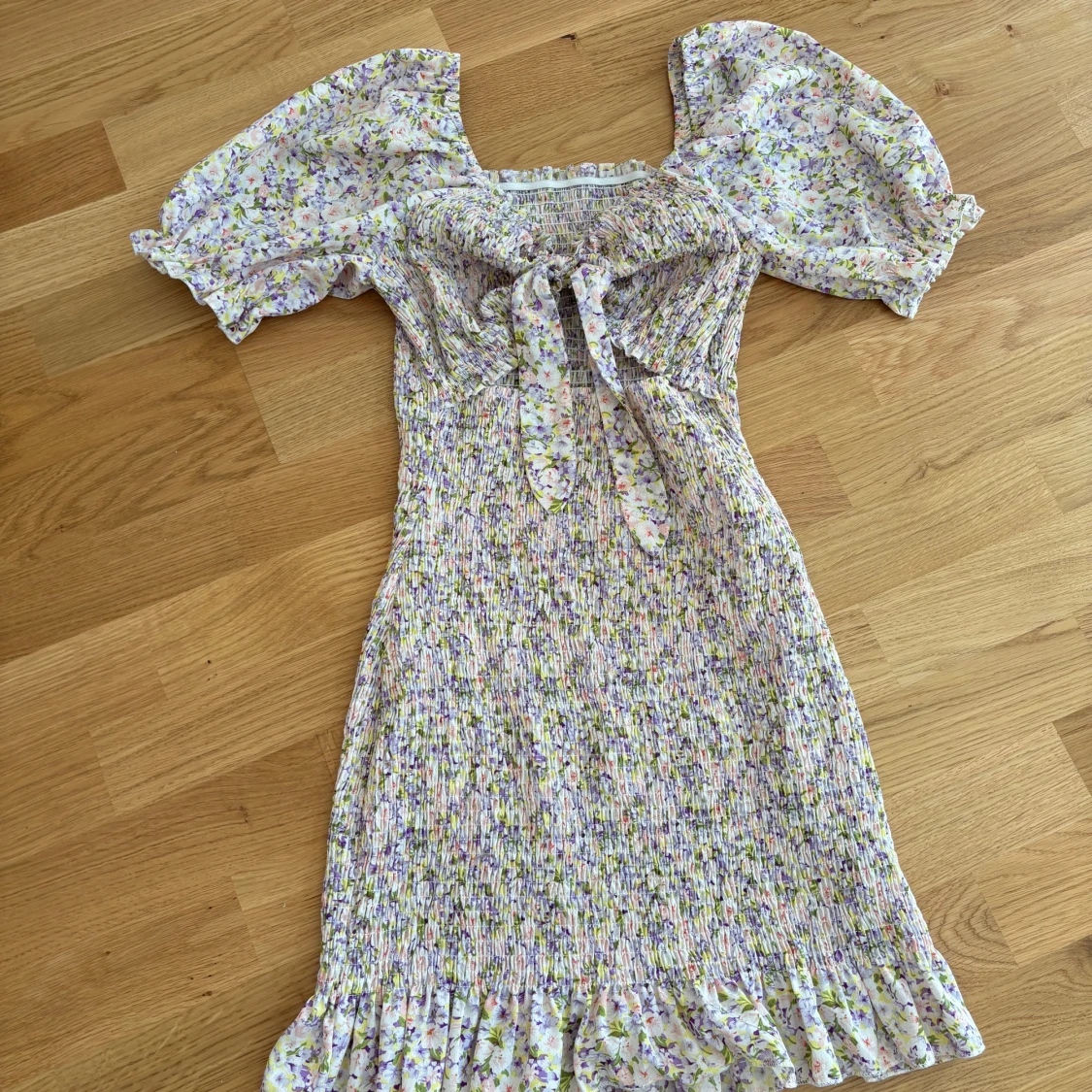 Blommig klänning med öppen yta under bysten