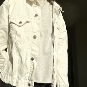 Vit jeansjacka - Jättefin vit jeansjacka från Bikbok som aldrig är använd! Liten i storleken så passar S och M med beroende på hur man vill den ska sitta.