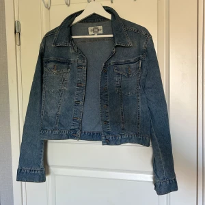 jeansjacka flash - Den är i mycket fint men använt skick!  Den är normal i storleken.  Vid frågor/funderingar/fler bilder kontakta mig!💙 