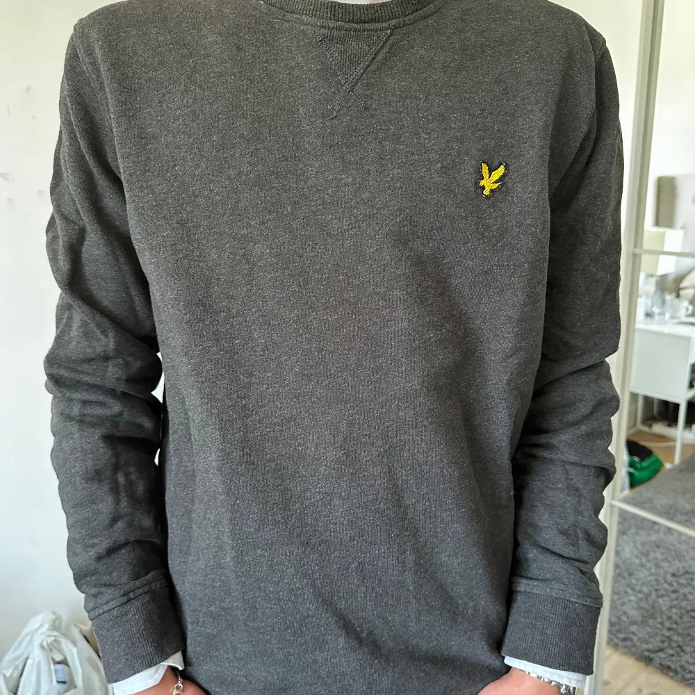 Mörkgrå Lyle & Scott tröja. Skick 10/10. Storlek: M. Tröjor & Koftor.