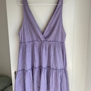 Klänning Pull&Bear - Lila klänning från Pull & Bear i material som liknar bäckebölja. Perfekt sommarklänning!  Väldigt bra skick. 