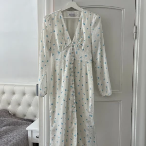 Adoore klänning / midsommarklänning - Adoore klänning i storlek 34. Använd en midsommar - som ny 🦋
