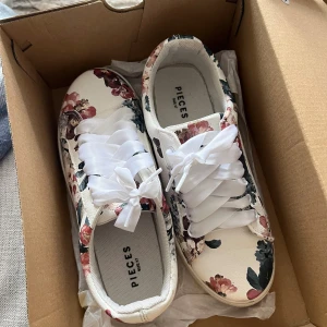 Söta skor - Söta skor med blommor och sidensnören från pieces, använda en gång storlek 37