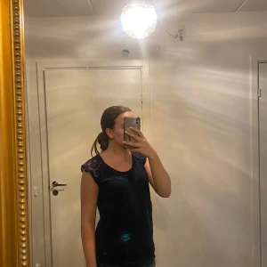 Marinblå blus - Marinblå topp med spetsärm. 💕fladdrig 