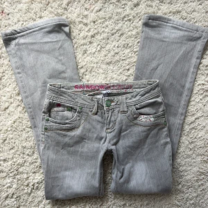 Lågmidjade Bootcut jeans gråa  - Gråa lågmidjade jeans. Enligt lapp 34 men skulle säga att de är stora i storleken. Innerbenslängd:77 midjemått:36. Köp sker via köp nu. Jag postar inom 24h. Kvar tills markerad som såld.