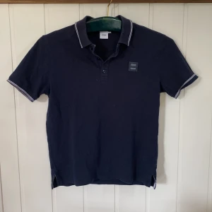 HUGO BOSS piké  - Inga täcken på användning är parfekt nu på sommaren pga: säljer då jag växt ur den. pris kan sänkas vid snabb affär 