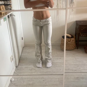 Lågmidjade byxor  - Ljusa lågmidjade byxor från Wrangler. Midjemått 37+stretch innerbensläng 84