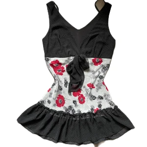 Linne - Tunt sommar linne Står ej storlek men skulle säga S  Bröst 37cm Midja 35cm 