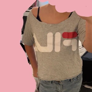 Fila tröja - En fin t-shorts från FILA. Jag har klippt runt om vid halsen för en finare ur ringning/off shoulders.