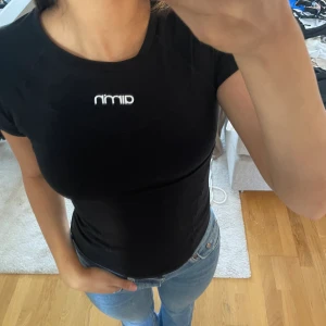 Tränings T-shirt  - Snygg tränings t-shirt från aimm! I ganska bra skick, lite slitningar vid loggan❤️