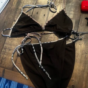 Burberry vintage äkta bikini  - Äkta vintage Burberry bikini, står strl: L men upplevs som en S. Brun färg.   Inga skavanker eller dylikt, säljes nytvättad. 