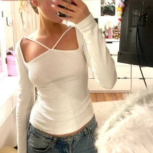 Vit snörad tröja - Vit långärmad från Gina Tricot🤍 Framtill går två ”snören” som bildar en väldigt fin och speciell look❣️Köpt för två år sedan men kommer tyvärr inte till användning längre🫶Inga synliga fel eller defekter förekommer💕 Orginalpris ca 350 spänn<3