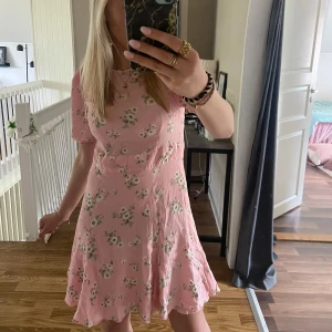 & Other Stories Sommarklänning - En blommigklänning ifrån & Other Stories 💞 Jättebra skick och är perfekt nu i sommar🥰 Storlek 36 alltså typ storlek S! Aldrig använt så helt i nyskick!