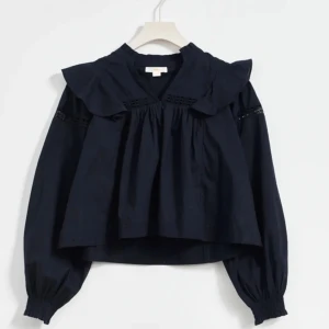 Blus från Gina  - Säljer denna finns blus från Gina då den inte kommer till användning. Är i storlek 170, men passar mig som har XS/S💗