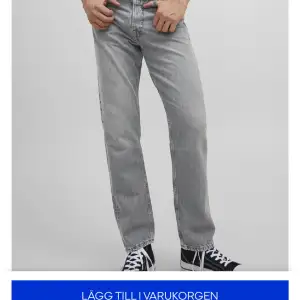 Säljer dessa trendiga feta jeans pga dom passar inte på mig.  Storlek W32L32  Skick: Som i ny skick