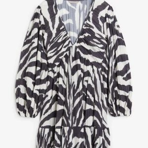 Helt oanvänd klänning från Hm  - En fin klänning från hm helt oanvänd, lappen är kvar och jag säljer pga för stor 