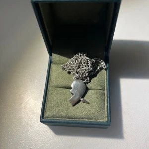Maria Nilsdotter halsband  - Säljer nu mitt jättefina ”you and me” halsband från Maria Nilsdotter. Sparsamt använt.  Betalning sker via swish. Hör av dig om du har några frågor💙