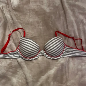 Calvin Klein bh  - Calvin Klein bh som är inprinsip oanvänd pgr av fel storlek. Jätte söt och skönt material. Med bygel. Push-up!! Skriv till mig vid frågor, svarar så snabbt jag kan!❤️