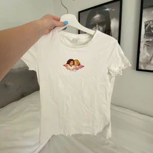 T-shirt från lindex! - säljer denna jätte fina t-shirten från lindex det är inga tecken på användning säljer för att den är för liten❤️ säljer för 50kr strl: 158-164