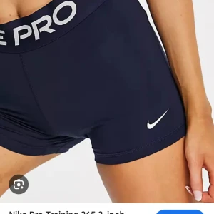 Nike shorts  - Ett par nike shorts i marinblå färg. shortsen är i storlek XS och utan defekter, varan är endast använd ett fåtal gånger. Dom är köpta för 300 kr och säljer dom nu för 90kr + frakt som köparen står för.  (Betalningar sker endast genom swish)