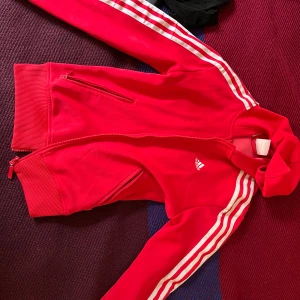 Röd adidaskofta - Köpt från plick men känns nu
