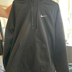 Säljer denna Nike zipup hoodie, super skön och som ny! Köp