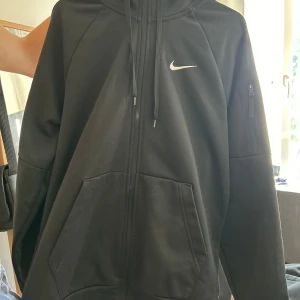 Nike zipup - Säljer denna Nike zipup hoodie, super skön och som ny! Köp
