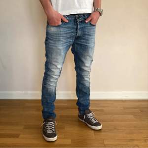 Tjenare! Säljer min Replay boyfit jeans, nytvättade. Jeansen är oanvända och säljer pga för stora.  Nu pris ligger på runt 600-700kr men mitt pris är 499🫡 Hör av er vid frågor!