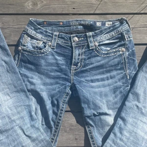 Miss me Jeans - Så Coola lågmidjade bootcut miss me jeans! 🤩Använda men i jättefint skick!Säljer då de är lite stora på mig. Midjemått tvärs över 37cm och innerbensmått 83cm.  Pris kan diskuteras!!💓