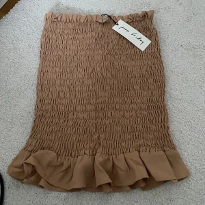 Beige kjol - Aldrig använd, prislapp kvar. Nypris 440kr