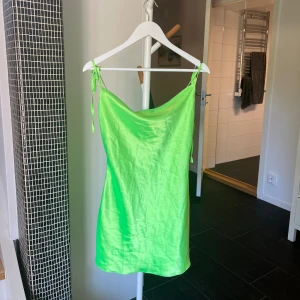 Klänning  - Kort neon klänning som är använd en gång. :)
