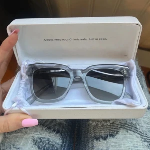 Chimi Solglasögon 07 Grey  - Chimis i nyskick i 07 grey, inga tecken på användning!!❣️Nypris 1350