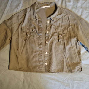 Militärgrön skjorta - Säljer denna militär/olivgröna skjorta från H&M barnavdelning i storlek 146. Kontakta vid frågor eller liknande. Kan sänka priset vid snabb affär. 🫶