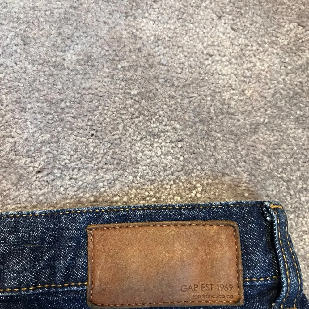 ranslate text with your camera Vintage mörkblå GAP-jeans med låg midja. Etiketten säger att de är storlek 32 på midjan men jag skulle säga att de är mycket större - 36/38. Jeans & Byxor.