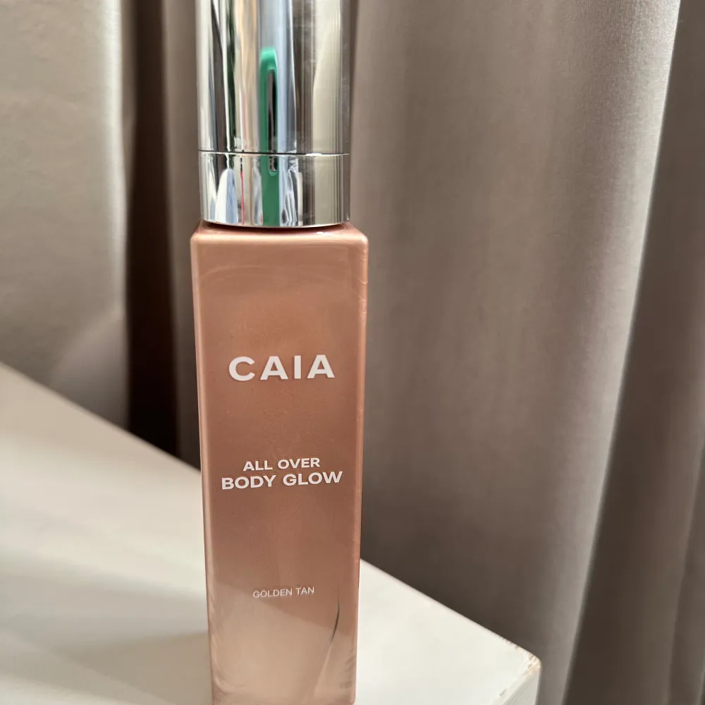 All over body glow från Caia i färgen golden han. Endast testad! Nypris 495kr. Skönhet.