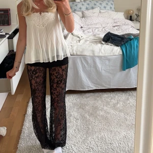 Spetsbyxor  - Så fina spetsbyxor från NAKD i storlek XXS, slutsålda på hemsidan. Säljer då jag har flera olika. Vid intresse kan jag skicka närmare bild på spetsen och de små tecken på användning som finns 🤍⚡️många intresserade så först till kvarn!