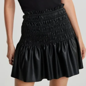 PU-läder kjol från Gina torvor  - Helt oanvänd från Gina tricot. Priset kan såklart diskuteras.  