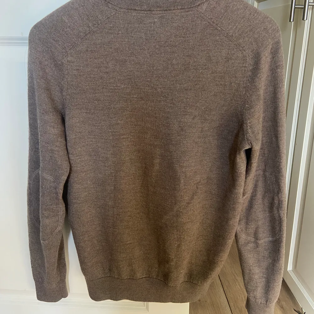 Brun Morris half zip i 8/10 skick! Säljer då den inte kommer till användning, Nypris: 1799kr☀️Pris går att diskuteras!. Tröjor & Koftor.