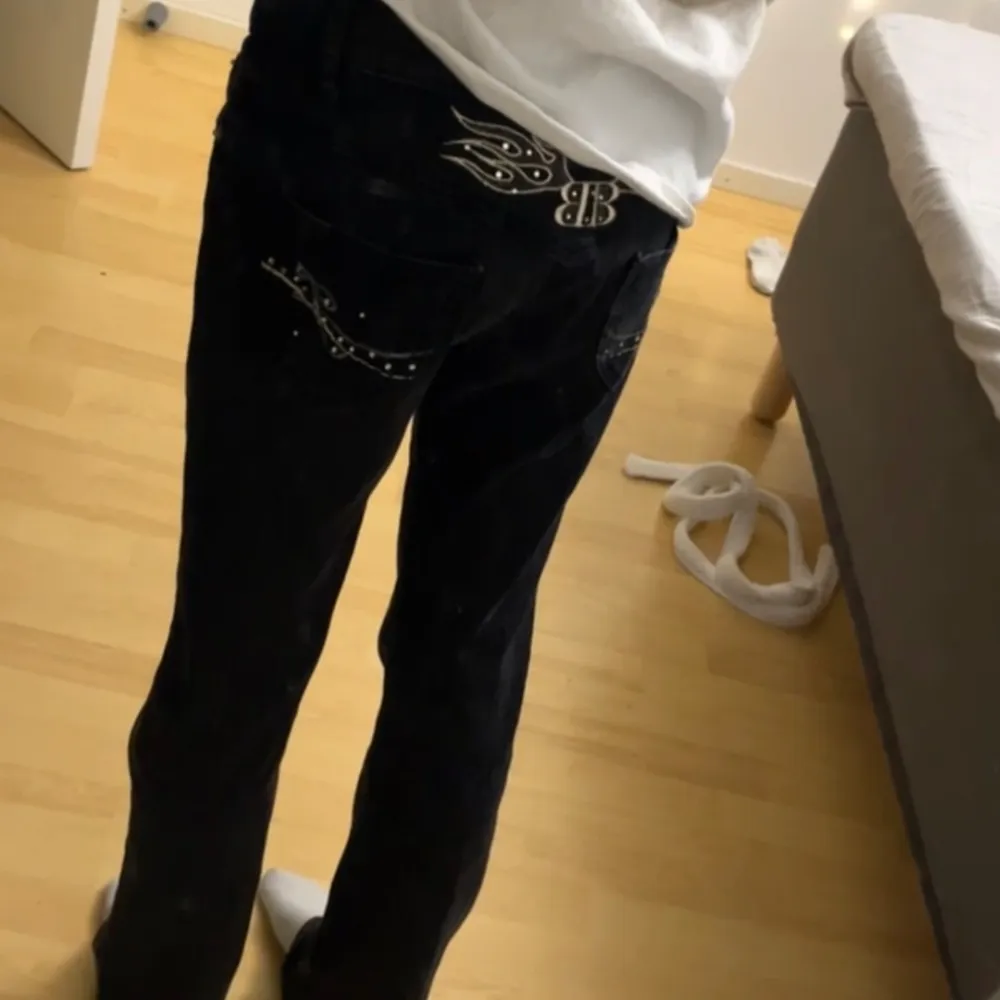 Säljer dessa lågmidjade snygga jeans. Hör av er vid frågor. Jag är 170 cm lång ❤️ använd gärna köp nu! Frakt ingår ej i priset. . Jeans & Byxor.