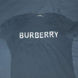 Burberry t-shirt storlek m 