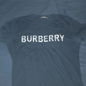 Burberry t-shirt  - Burberry t-shirt storlek m 