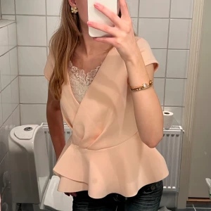 Rosa topp - Rosa topp med volanger som är jättefin med ett linne under, fint skick! 💖 Står 38 men passar mig som har 34/XS.