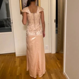 Ljusrosa balklänning med detaljer!  - Så unik balklänning med fina detaljer! 🩷Endast använd vid ett tillfälle, så väldigt bra skick! Nypris: 1700kr 