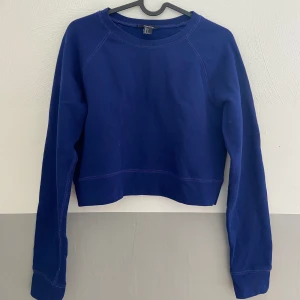 Blå XS Tröja Forever 21 - Blå XS tröja från Monki i jätte bra stick! 