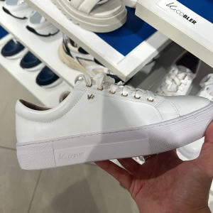 Vit sneaker  - Använda ett fåtal gånger men har för många par, skicka meddelande för bilder🤗 de är såsom nya