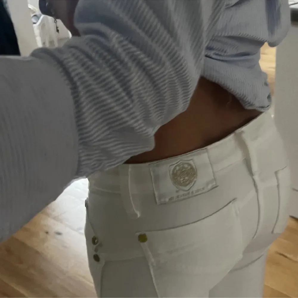 Superfina vita lågmidjade jeans, passar mig bra i längden som är ca 160(passar även lite längre och kortare) midjemått:25. Jeans & Byxor.